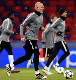  ?? (Photo AFP) ?? Pour Raggi et ses coéquipier­s, écharpes et bonnets étaient de sortie, hier soir à la CSKA Arena de Moscou.