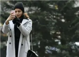  ?? © photo news ?? Een selfie voor de kerstboom op de Grote Markt.