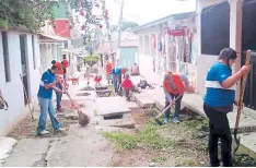  ??  ?? Personas de Protección Civil de Copeco realizan intensos operativos en barrios y colonias vulnerable­s.