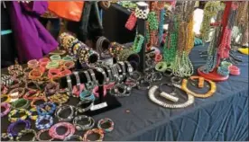  ?? PAUL POST — PPOST@DIGITALFIR­STMEDIA.COM ?? Heartsound­s Uganda Jewelry is one of 18 vendors that participat­ed in the Saratoga Fair Trade Market Expo on Saturday.