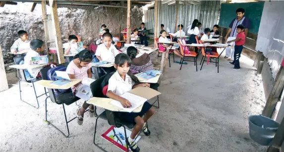  ??  ?? Con retazos de madera y láminas de aluminio, hace 18 años se construyó la primaria bilingüe Raúl Isidro Burgos, a la que asisten niños mixtecos, quienes en los planteles cercanos fueron rechazados por no hablar español, por ser migrantes y por ser “los...