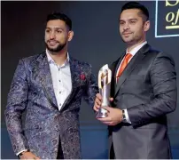  ?? PTI ?? Amir Khan (left) felicitate­d Indian car racer Gaurav Gill during the ‘Sportspers­on of the Year’ charity gala awards in Mumbai on Thursday night. —