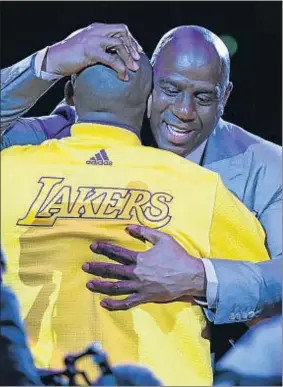  ?? JAE C. HONG / AP ?? Magic Johnson abraza a Kobe Bryant