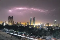  ?? SATISH BATE/HT PHOTO ?? ▪ Premonsoon showers lashed Mumbai on Saturday evening.