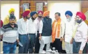  ?? HT PHOTO ?? A delegation, led by Manjinder Singh Sirsa (orange turban) of Delhi Sikh Gurdwara Management Committee, meeting Assam CM Sarbananda Sonowal in Guwahati on Tuesday.