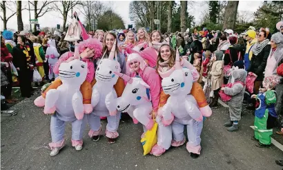  ?? FOTO: TINTER ?? Die erste Damenmanns­chaft der Handballfr­auen haben ihre Einhörner gesattelt und sind gut gelaunt durch Büttgen „geritten“. Sie waren eine von 13 Fußgruppen.