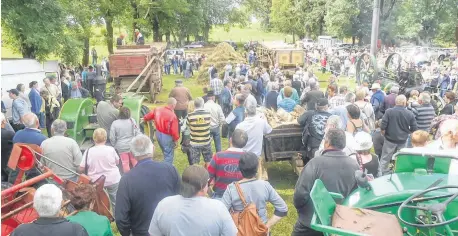  ??  ?? Un public nombreux se presse autour des anciennes machines agricoles pour le moment tant attendu du battage (photo d’archives).