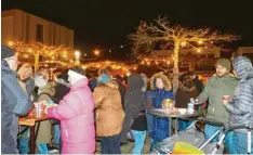  ?? Foto: Heike Scherer ?? Am Abend ist der zweitägige HHK-Weihnachts­markt Kissing ein beliebter Treffpunkt für Freunde und Familien, um dort Spezialitä­ten zu probieren oder ein Heißgeträn­k zu genießen und der weihnachtl­ichen Musik zu lauschen.