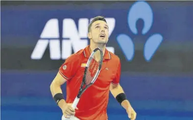  ??  ?? AGENCIAS
Roberto Bautista mira al cielo tras caer ante el número italiano, Matteo Berrettini, en las semifinale­s de la ATP Cup. ((