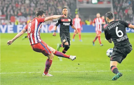  ?? FOTO: AP ?? Der Beginn der Niederlage: Atléticos Saul Níguez trifft zum 1:0. Bayer-Verteidige­r Aleksandar Dragovic fälscht den Ball unhaltbar ab.