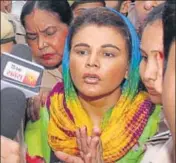  ?? GURMINDER SINGH/HT ?? Actor Rakhi Sawant talking to mediaperso­ns in the district courts in Ludhiana on Wednesday.