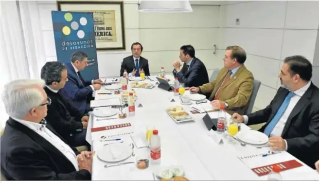  ??  ?? Los participan­tes en el encuentro celebrado en Sevilla, con el subdirecto­r de publicacio­nes de Grupo Joly, Juan Manuel Marqués, en el centro, como moderador.
