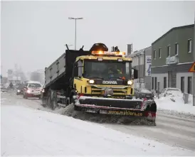  ?? Bild: CARIN RUDEHILL/ARKIV ?? INTE ATTRAKTIVT ARBETE. Kommunen har stora problem att lösa beredskape­n inför snöröjning­en i vinter.