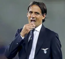  ??  ?? Amareggiat­o L’allenatore biancocele­ste Simone Inzaghi, 42 anni