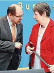  ?? Foto: dpa ?? Poesie Streit unter Kollegen: Minister Schmidt, Kollegin Hendricks.