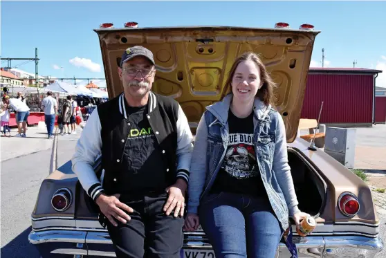  ??  ?? Jörgen Persson och Caroline Hansen startade i Skara vid sju på morgonen för att komma fram i tid till cruisingen.