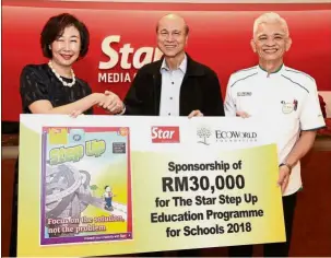  ??  ?? Corporate
sponsor: Lee (centre) handing over a mock cheque for RM30,000 to Goh. With them is Eco World Foundation chief executive officer Capt (R) Datuk Liew Siong Sing.