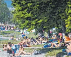  ?? FOTO: FELIX KÄSTLE/DPA ?? Hitze und Sonne lockten viele Badende ans Bodenseeuf­er in Sipplingen, das am Wochenende nicht mehr gesperrt war.