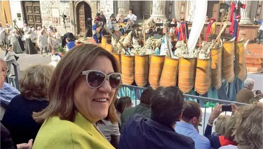  ??  ?? In corsa Il governator­e uscente Catiuscia Marini, 47 anni, in una foto postata su Twitter mentre assiste al Calendimag­gio di Assisi. È candidata al secondo mandato con il centrosini­stra