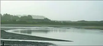  ?? ?? Ce joli plan d’eau est surnommé « la bassine », car il forme une vaste étendue au-devant du port de Guidel.