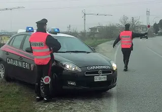  ??  ?? Indagini I due malviventi che hanno rapinato l’anziana a Valeggio sono stati arrestati dai carabinier­i di Mantova