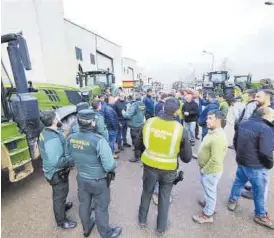  ?? SANTIAGO GARCÍA VILLEGAS ?? La Guardia Civil dialoga con los agricultor­es enTalavera la Real.