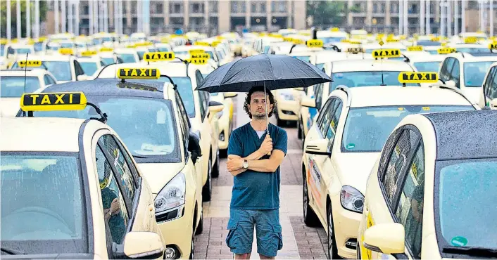  ??  ?? Die Taxibranch­e protestier­t nicht nur gegen Uber (auf dem Bild eine Demo in Berlin), sondern schrie auch beim Mindestloh­n auf. Am Ende wurden aber schlicht die Preise angehoben.