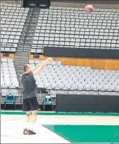  ?? FOTOS: @PENYA1930 ?? Carles Duran y sus ayudantes, arriba, dirigiendo el entrenamie­nto. A la izquierda, mate de Omic y tiro de Prepelic.