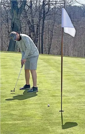  ?? BILL DOYLE/SPECIAL TO THE TELEGRAM & GAZETTE ?? A Worcester Country Club member putts on the new 11th green.