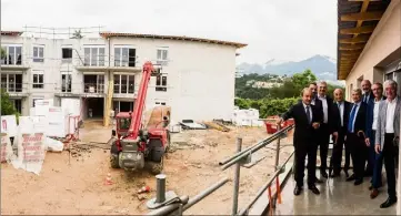  ?? (Photo L.Boxitt) ?? Visite de chantier pour les responsabl­es de Bouygues Batiment et les élus roquebruno­is.