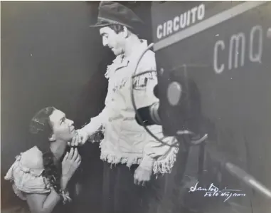  ??  ?? En la versión televisiva de la novela Doña Bárbara, con la mítica actriz Raquel Revuelta.