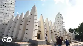  ??  ?? The wooden struts protruding from the facade of the Bobo Dioulasso mosque in Burkina Faso double up as scaffoldin­g when required