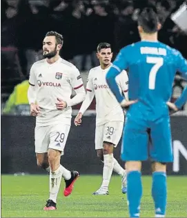  ?? FOTO: EFE ?? Tousart (29) y Bruno Guimaraes (39)
Tras el 1-0 ante la impotencia de Cristiano