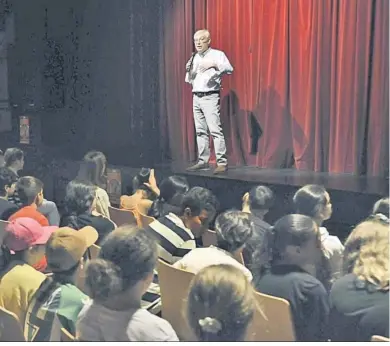  ?? ?? El delegado de Educación, Juan Antonio Cabello, en una de las actuacione­s en Sala Paúl.