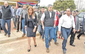  ??  ?? El presidente Mario Abdo Benítez estuvo ayer acompañado de cerca y en todo momento por el gobernador de Central, Hugo J. González (ANR-cartista), en la inauguraci­ón de viviendas en Itá.