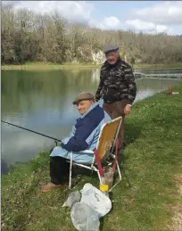  ??  ?? Deux participan­ts au concours de pêche enchantés de faire également l’ouverture ce samedi