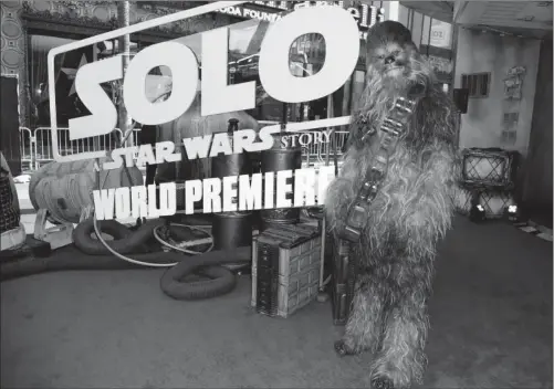  ??  ?? Chewbacca en la premiere de “Solo: A Star Wars Story” en el teatro El Capitan de Hollywood.