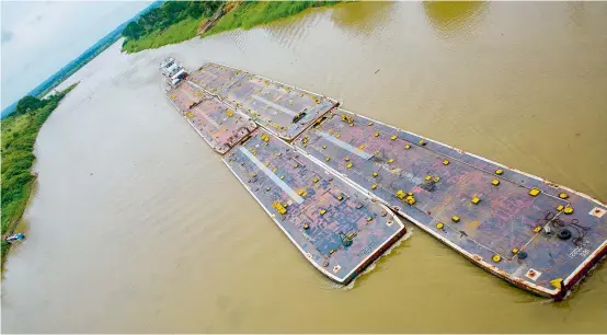  ?? FOTO CORTESÍA NAVELENA ?? El proyecto que buscaba la navegabili­dad del río Magdalena pretendía realizar grandes obras de ingeniería entre La Dorada y Barrancabe­rmeja. En la zona había expectativ­a por el anuncio de contrataci­ón de mano de obra local.