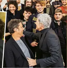  ??  ?? UNA FESTA TRA AMICI Claudio Baglioni arriva negli studi fotografic­i di Sorrisi per la foto con i «suoi» cantanti. A sinistra, saluta Ermal Meta (36). Sopra è tra Luca Barbarossa (56), Max Gazzè (50) ei The Kolors.