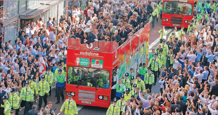  ??  ?? Crowds line Fleet Street as the bus carrying the Ashes- winning team and their families makes its slow way towards Trafalgar Square where tens of thousands of ecstatic supporters were waiting to greet their cricketing idols