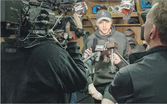  ?? WAYNE CUDDINGTON ?? Bobby Ryan’s broken finger is iced up as he meets with the media after the Senators’ practice at Canadian Tire Centre on Wednesday.