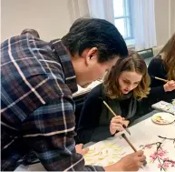  ??  ?? La classe destinée à la peinture traditionn­elle chinoise est populaire à l’institut Confucius de l’université d’Helsinki.