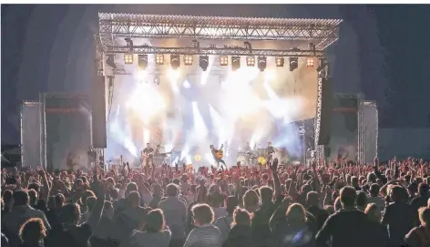  ?? RP-FOTO: JÜRGEN LAASER ?? Die Fans von Johannes Oerding gingen mit. Am Samstagabe­nd war er mit seiner Band zu einem Konzert nach Hückelhove­n gekommen.