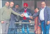  ?? HT ?? BJP’s Bathinda president Vinod Kumar Binta (R) filing nomination paper as an Independen­t candidate from Bhucho Mandi municipal council.