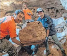  ?? FOTO: YANIV BERMAN/ISRAEL ANTIQUITIE­S AUTHORITY/DPA ?? Die Archäologe­n Chaim Cohen und Naama Sukenik halten den wohl ältesten Korb der Welt.