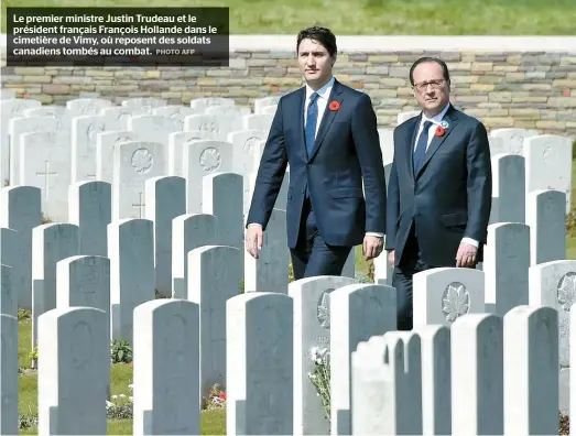  ??  ?? Le premier ministre Justin Trudeau et le président français François Hollande dans le cimetière de Vimy, où reposent des soldats canadiens tombés au combat.