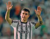  ?? ?? Il saluto Paulo Dybala il 16 maggiore scorso: saluto all’Allianz Stadium per la sua ultima partita in bianconero. Commozione per tutti, lui compreso