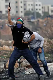  ?? Reuters ?? An undercover Israeli security official detains a Palestinia­n during clashes near Ramallah on Wednesday. —