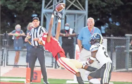  ?? Jeremy Stewart ?? Rome High receiver Jay Wise (left) makes a catch as he falls backward into the end zone for a touchdown in front of Rockmart’s JoJo Haynes.