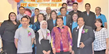  ??  ?? (Front row) Rayong (centre), Siti (second left), Raphael (second right) and members of KRT Bukit Kenyalang committee pose for a group photo.